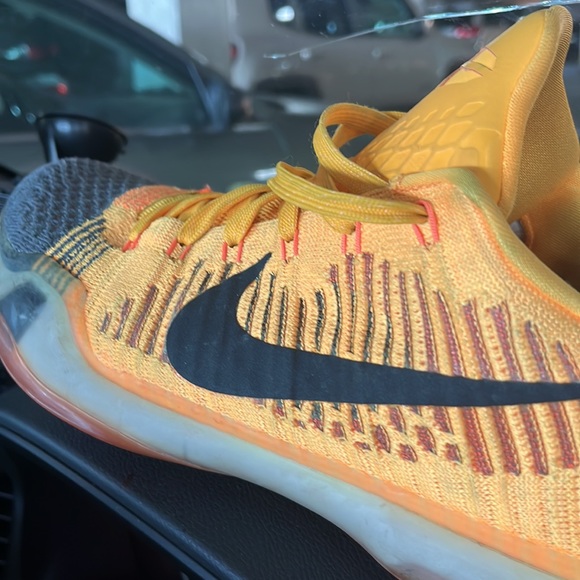 Best show! Kobe 10s size 10 hood condition - Picture 2 of 4